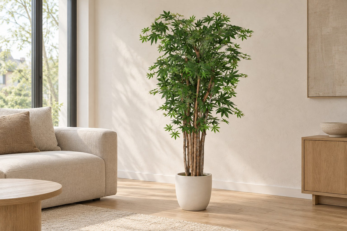 Kunstplant Acer van 150 cm in een witte keramische pot in een lichte woonkamer