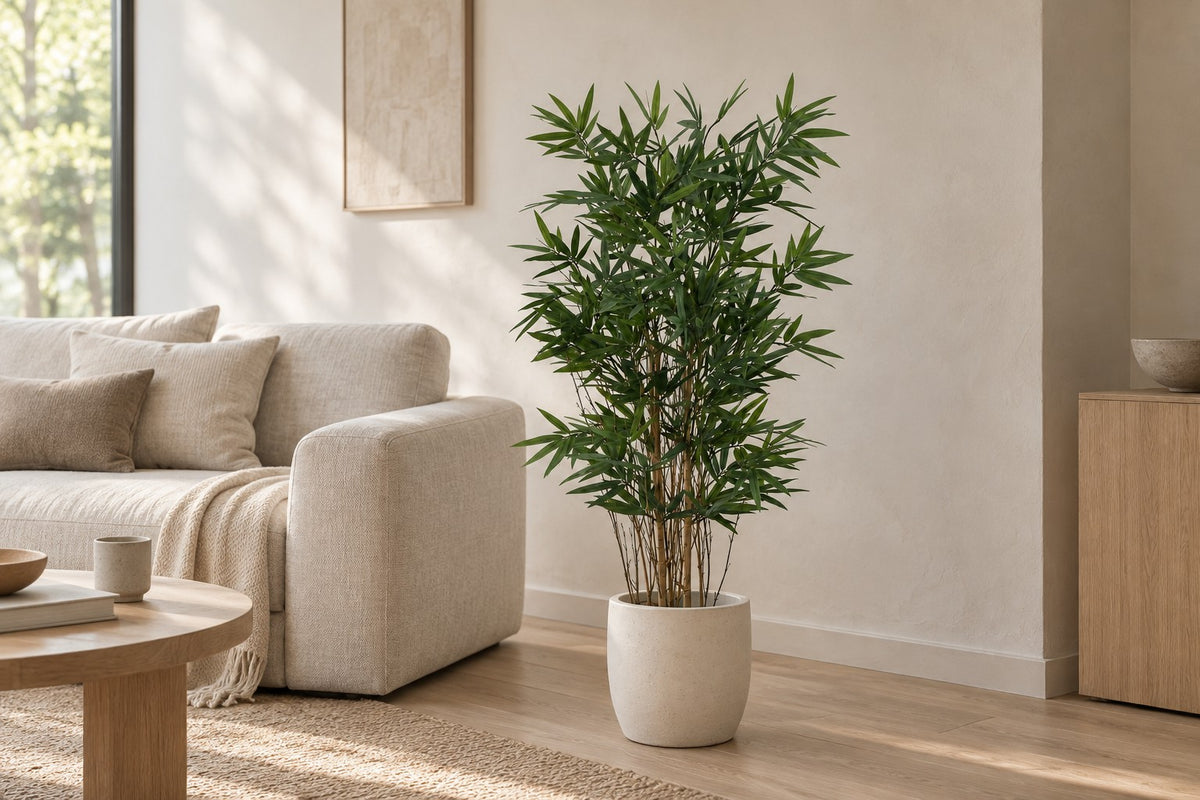 Kunstplant Bamboe van 123 cm in een witte keramische pot in een lichte woonkamer