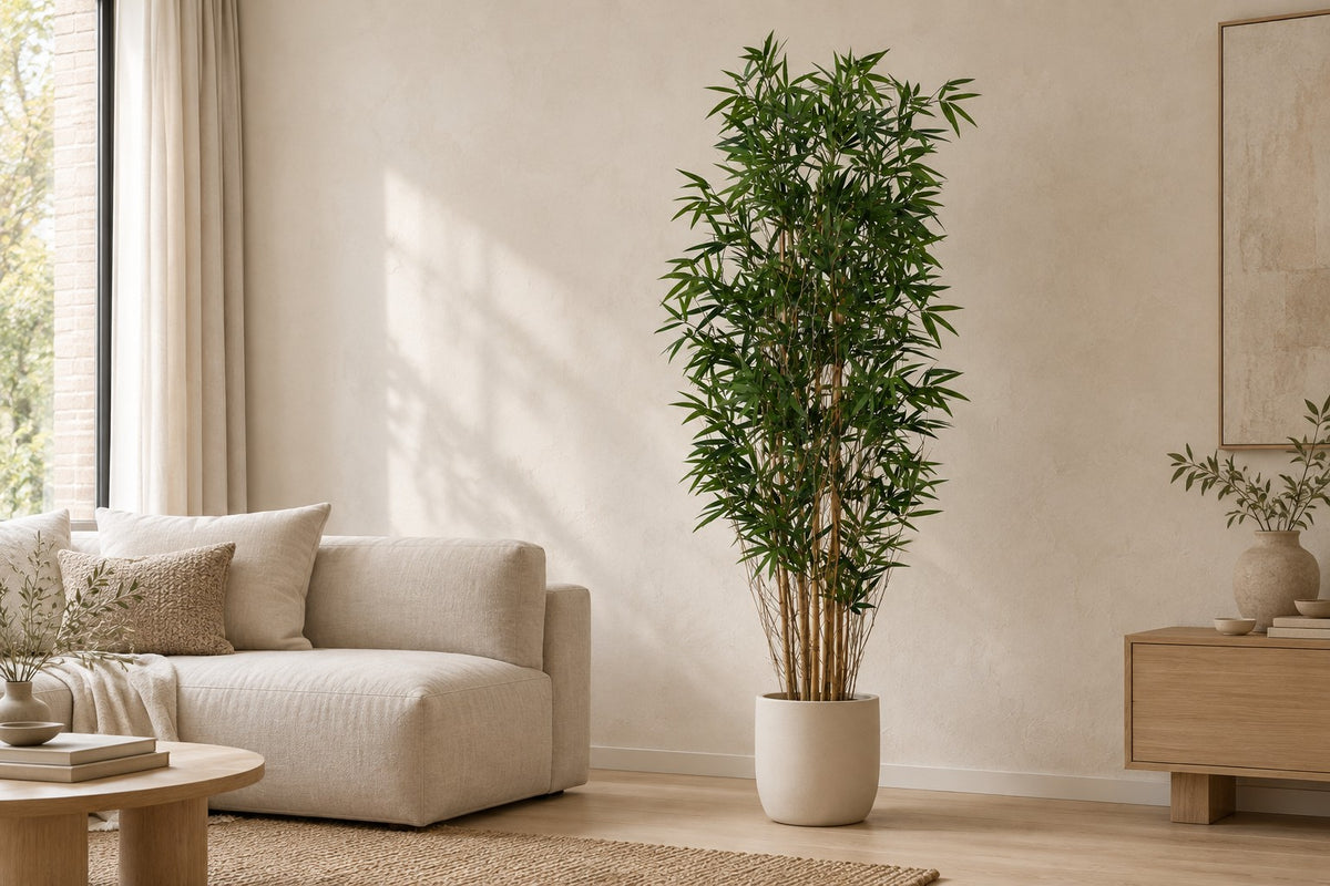 Planta artificial bambú, 210 cm, en a white ceramic planter en un salón luminoso