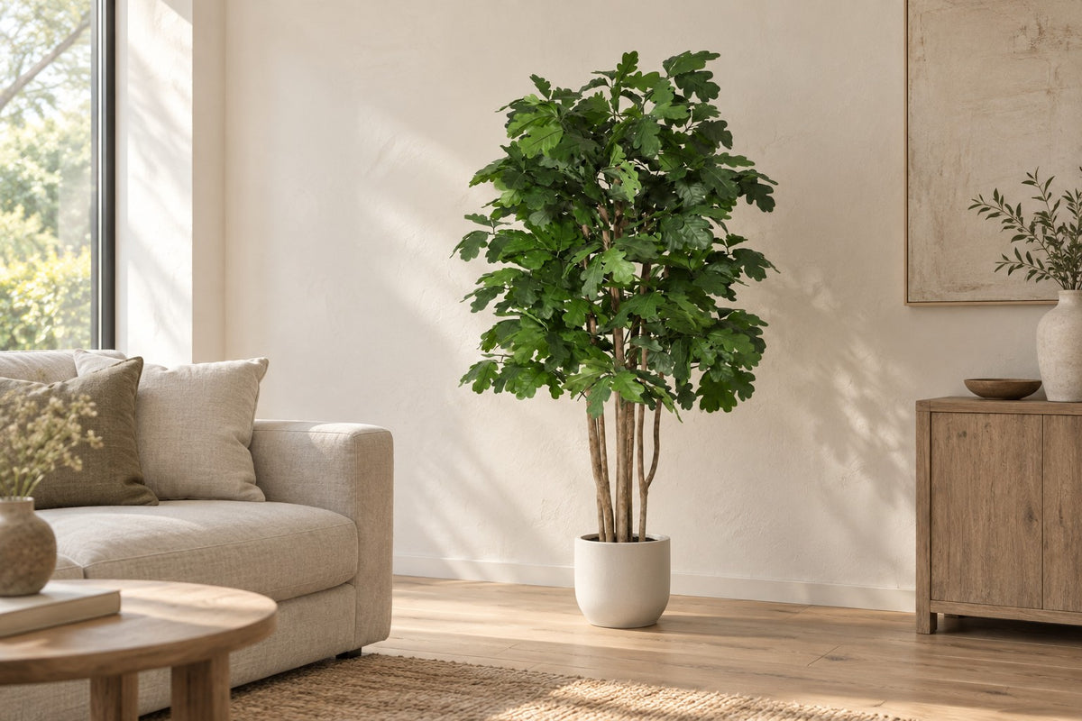 Kunstplant Eikenboom van 140 cm in een witte keramische pot in een lichte woonkamer