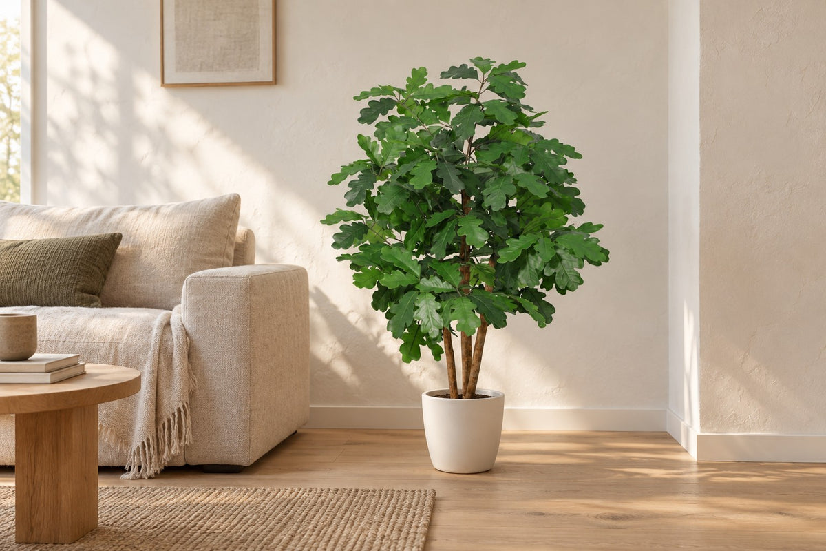 Kunstplant Eikenboom van 90 cm in een witte keramische pot in een lichte woonkamer