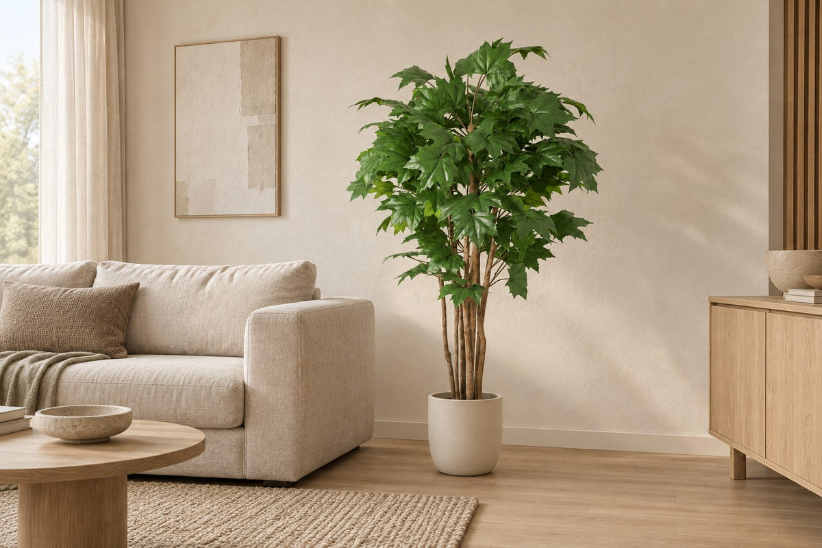 Kunstplant Esdoorn van 150 cm in een witte keramische pot in een lichte woonkamer