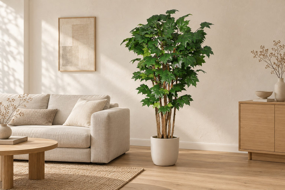 Kunstplant Esdoorn van 180 cm in een witte keramische pot in een lichte woonkamer