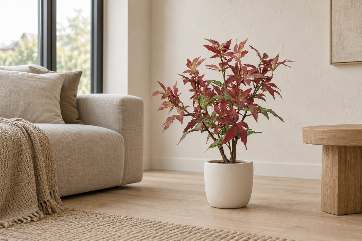 Planta artificial arce, 53 cm, en a white ceramic planter en un salón luminoso