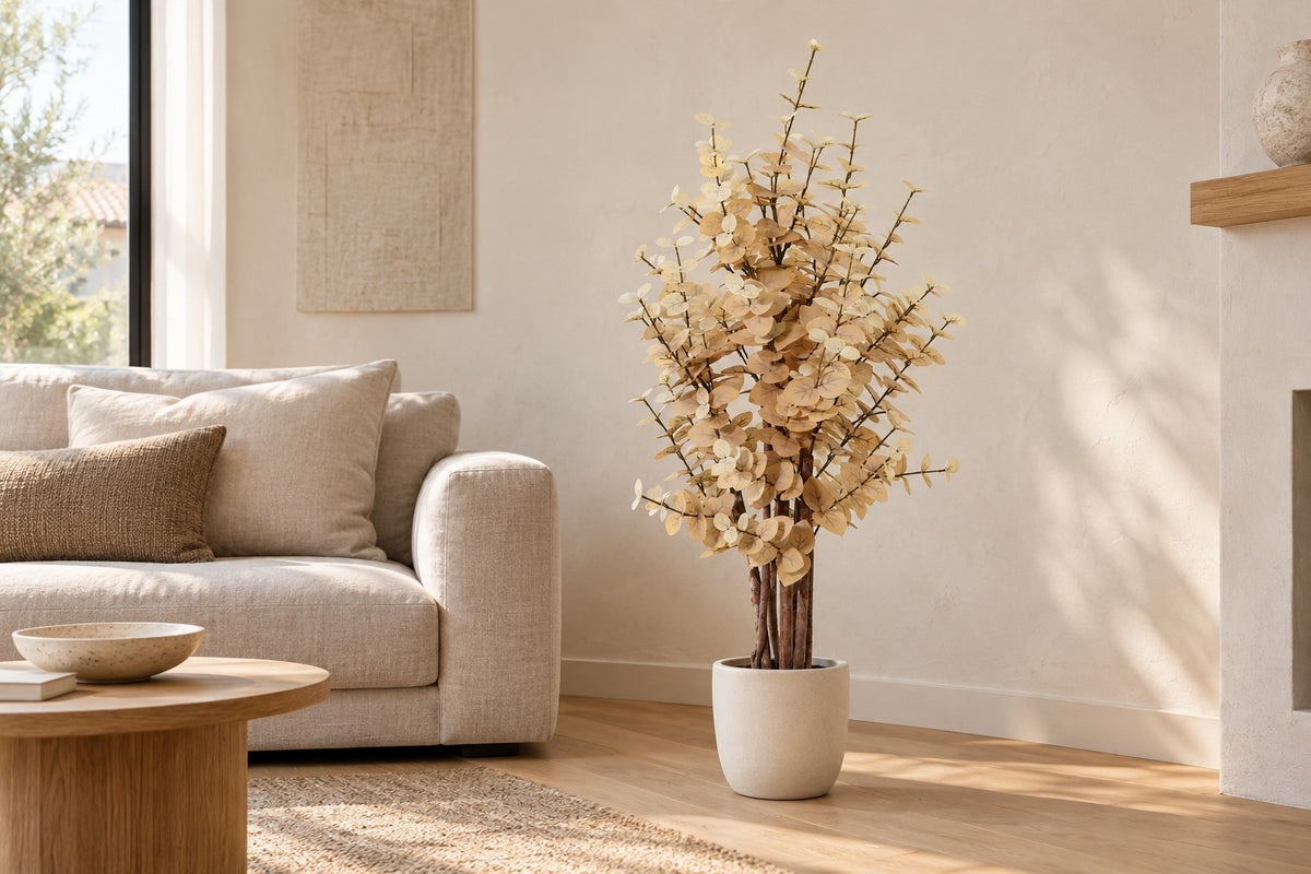 Kunstplant Eucalyptus geel van 125 cm in een witte keramische pot in een lichte woonkamer