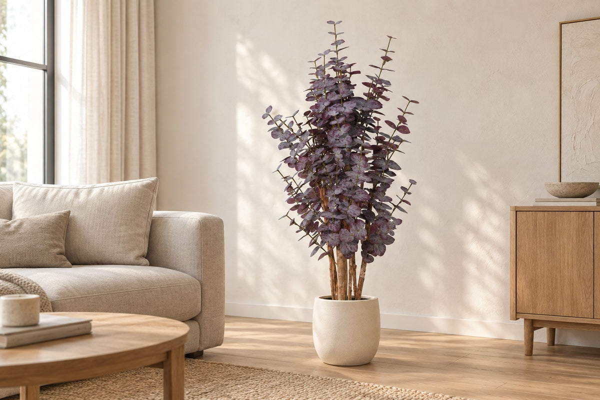 Kunstplant Eucalyptus paars van 120 cm in een witte keramische pot in een lichte woonkamer
