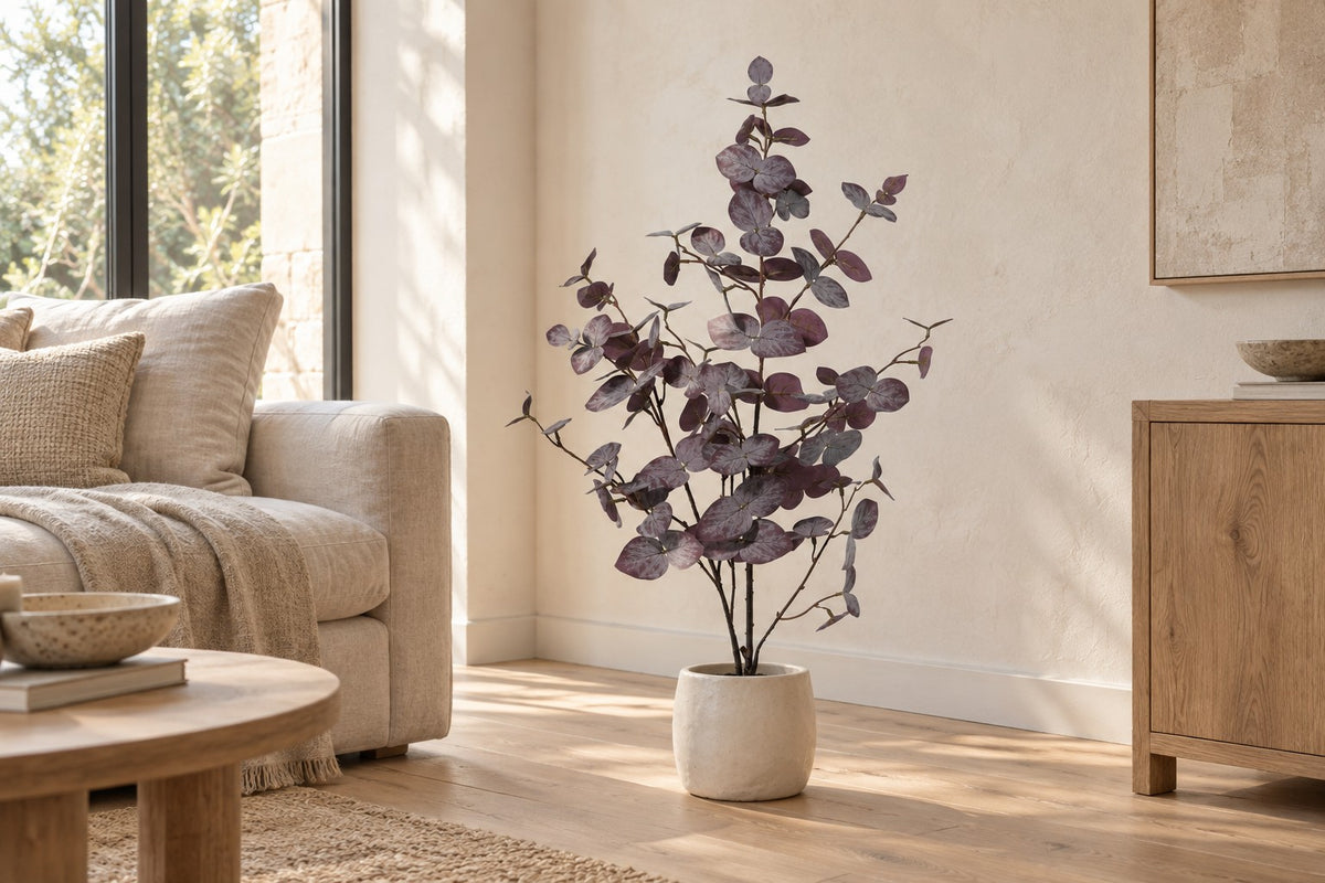Kunstplant Eucalyptus paars van 86 cm in een witte keramische pot in een lichte woonkamer