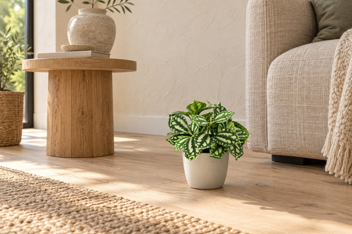 Kunstplant Ijskruid 8cm van 8 cm in een witte keramische pot in een lichte woonkamer