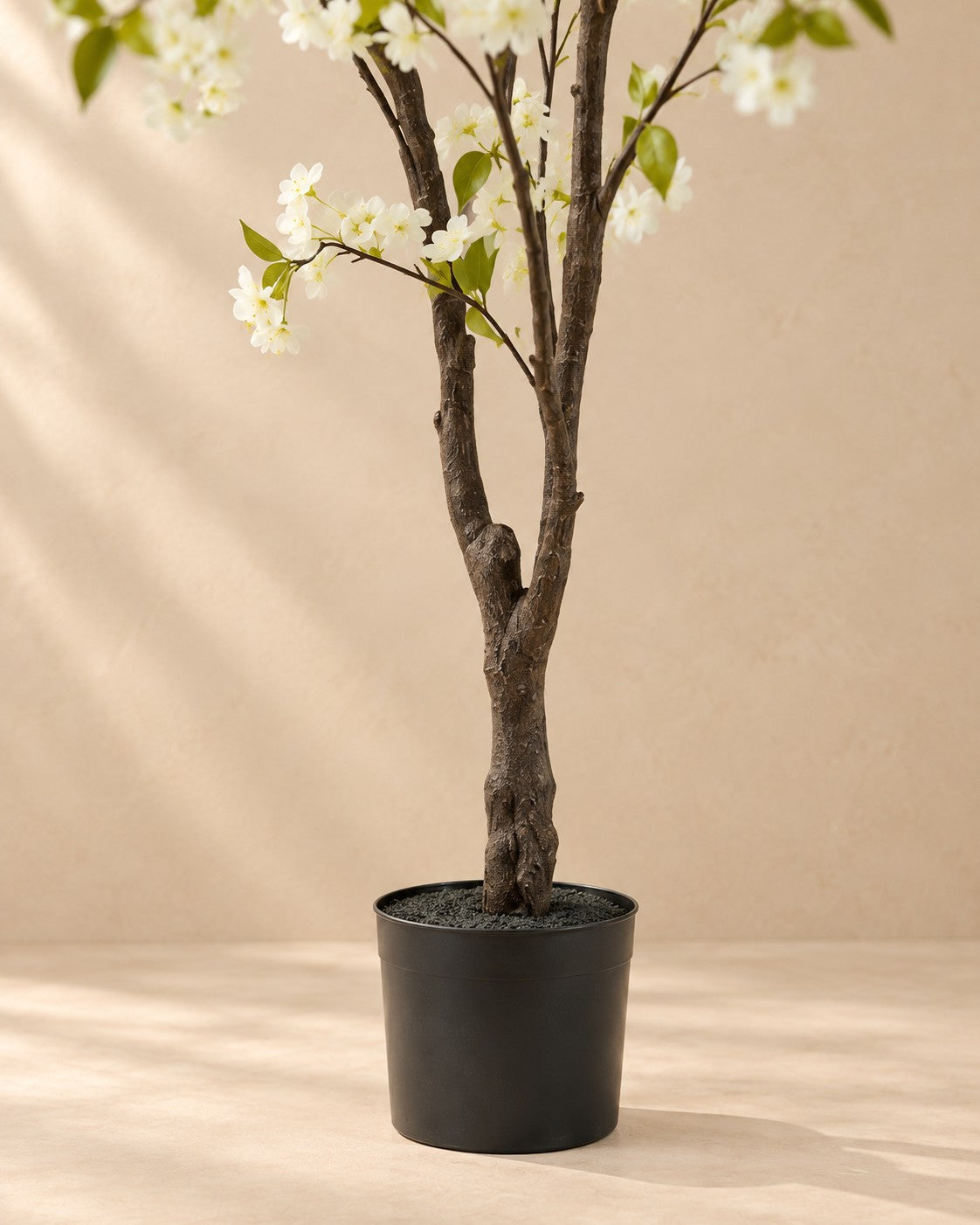 Partie basse de Plante artificielle fleur de cerisier (Prunus sp.) avec son pot