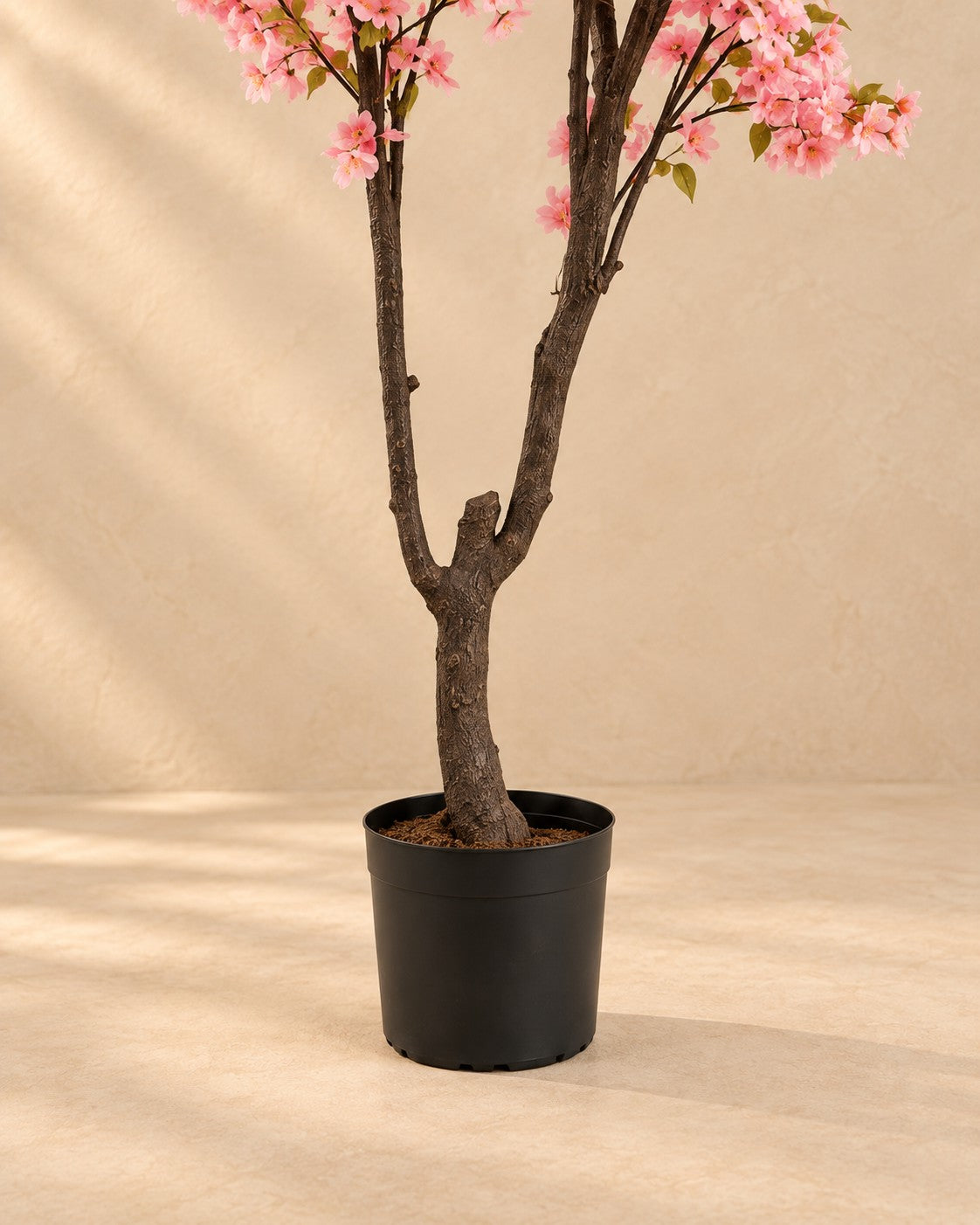 Partie basse de Plante artificielle fleur de cerisier (Prunus sp.) avec son pot