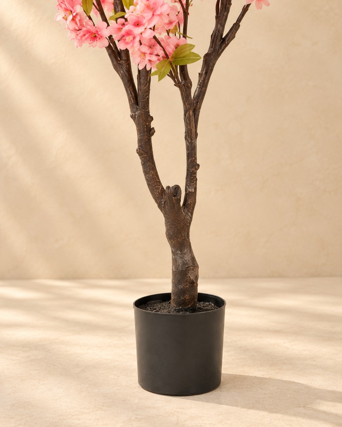 Onderste deel van de Kunstplant kersenbloesem roze (Prunus sp.) met de pot