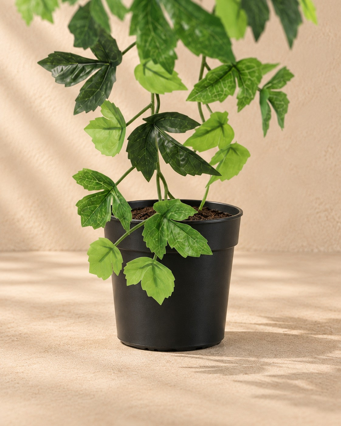 Onderste deel van de Kunstplant Klimop hangend (Hedera helix) met de pot