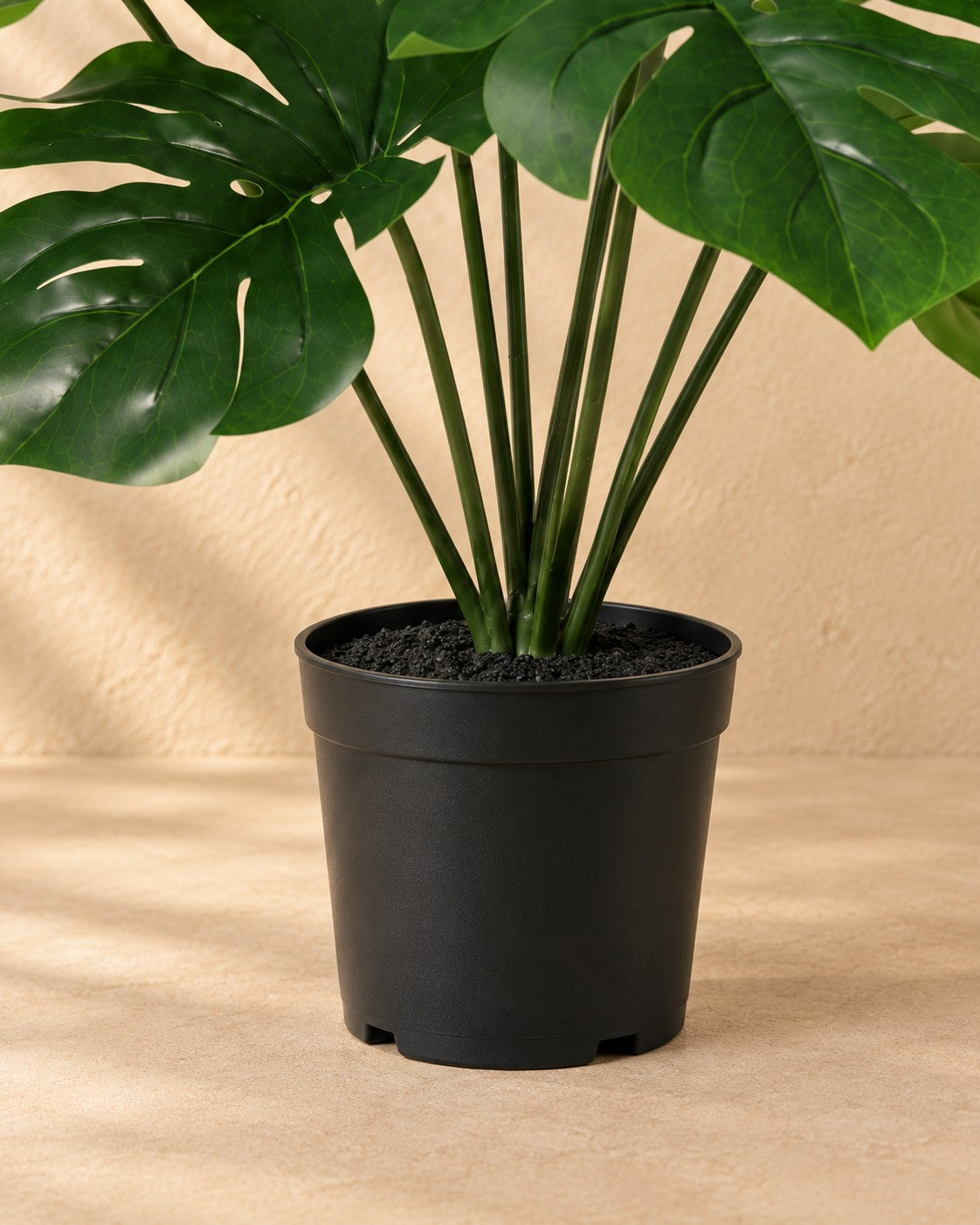 Onderste deel van de Kunstplant Monstera Deliciosa inclusief witte pot met de pot