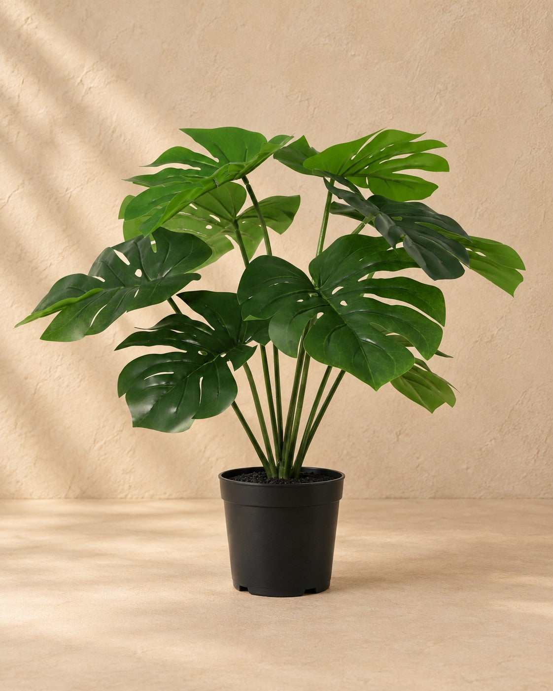 Sztuczna roślina Monstera Deliciosa w zestawie z białą doniczką, wysokość 50 cm, w doniczce 15 cm