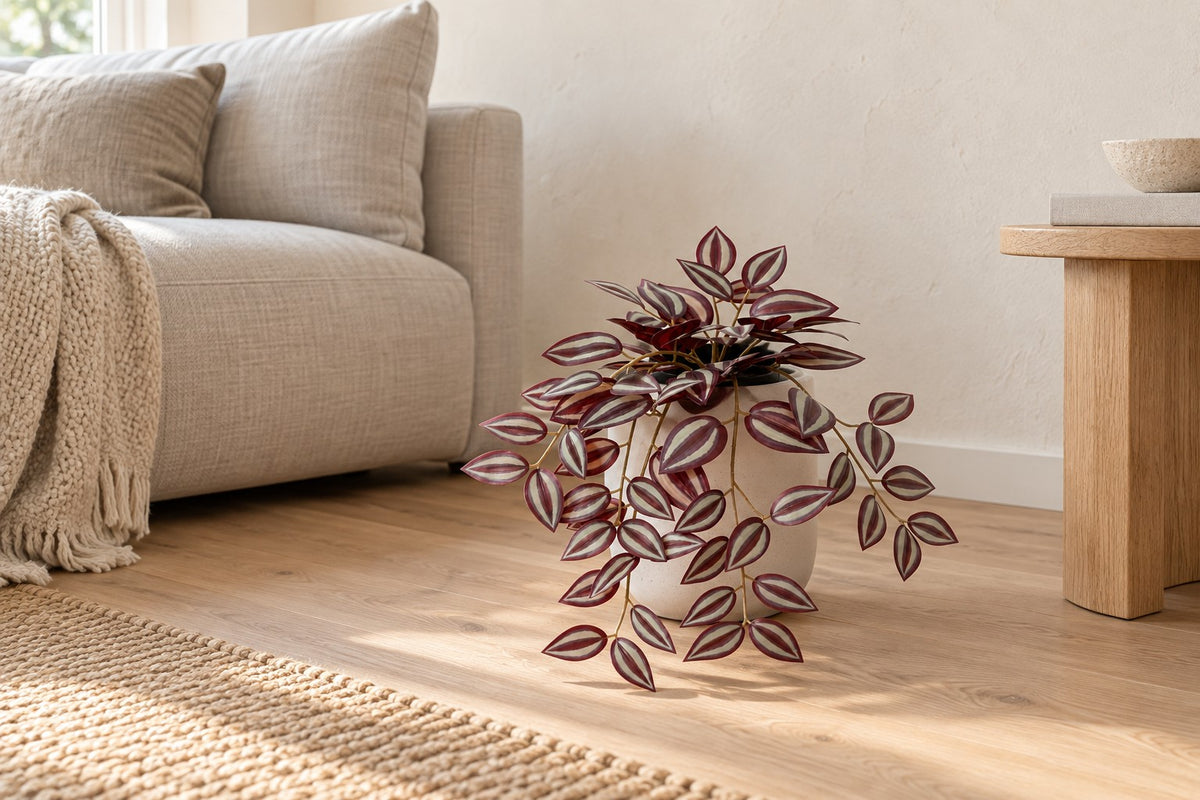 Kunstplant Tradescantia van 32 cm in een witte keramische pot in een lichte woonkamer