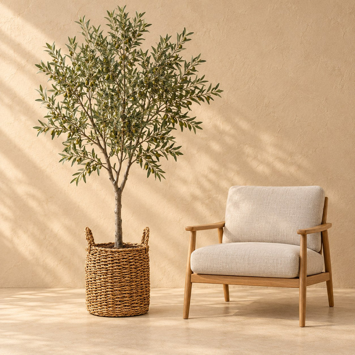 Panier Jack Ø42 x H36 cm, à taille réelle à côté d’un fauteuil
