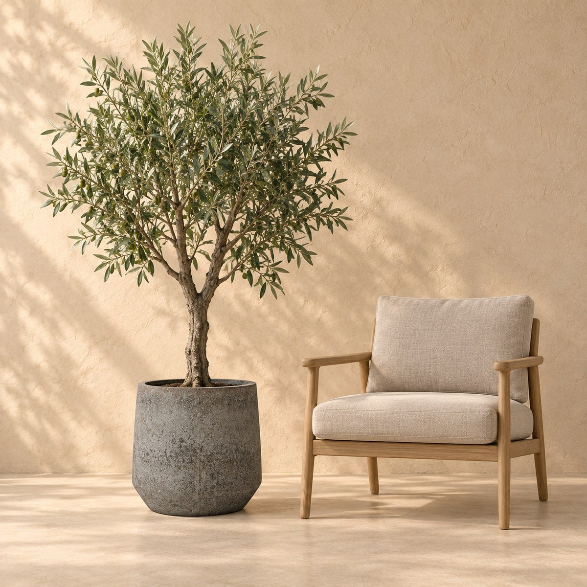 Pot Harith M Diorite Gris D42 x H38 38cm - ø42, à taille réelle à côté d’un fauteuil