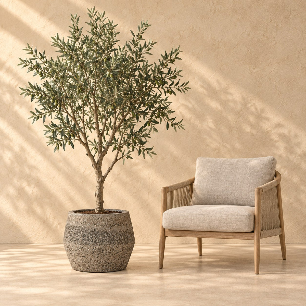 Pot Harley L Diorite Gris D53 x H32 32cm - ø53, à taille réelle à côté d’un fauteuil