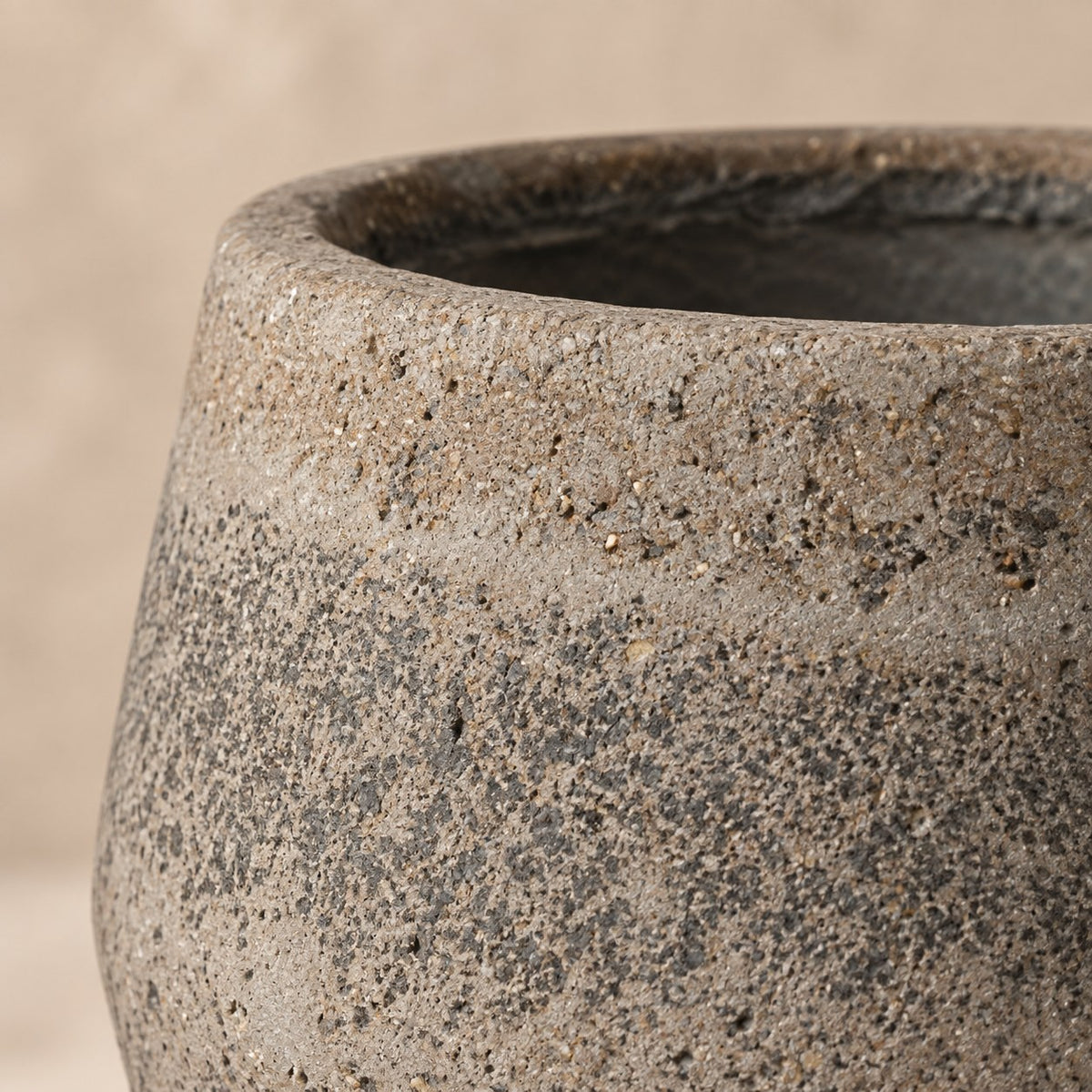 Pot Harley L Diorite Gris D53 x H32 32cm - ø53, détail de la surface