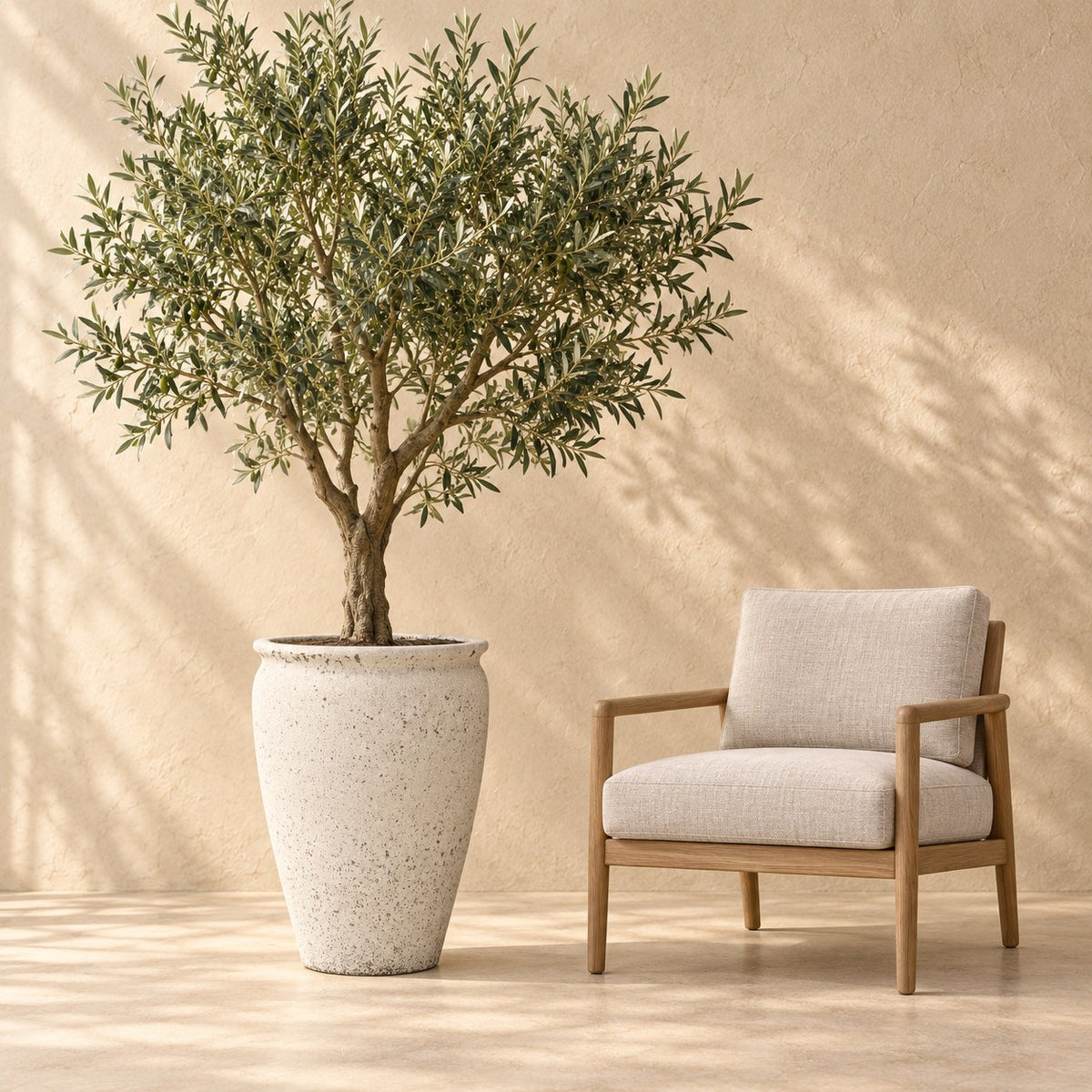 Pot décoratif Artémis Ø53 x H68 cm, à taille réelle à côté d’un fauteuil