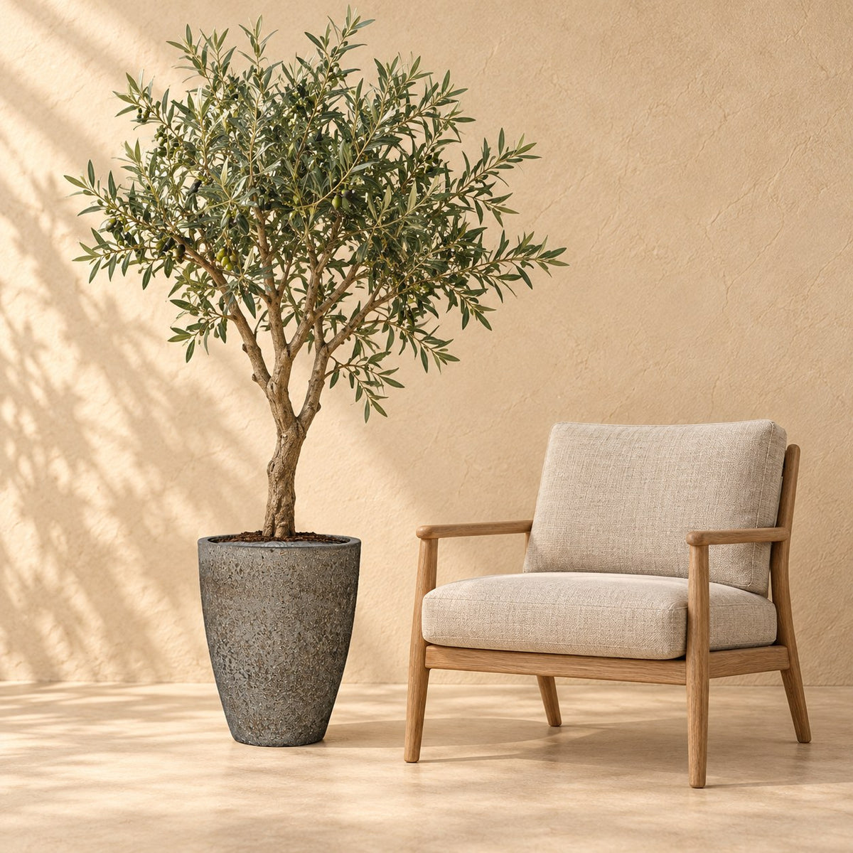 Ziertopf Ben Dioriet Grey Ø37 cm, in Originalgröße neben einem Sessel