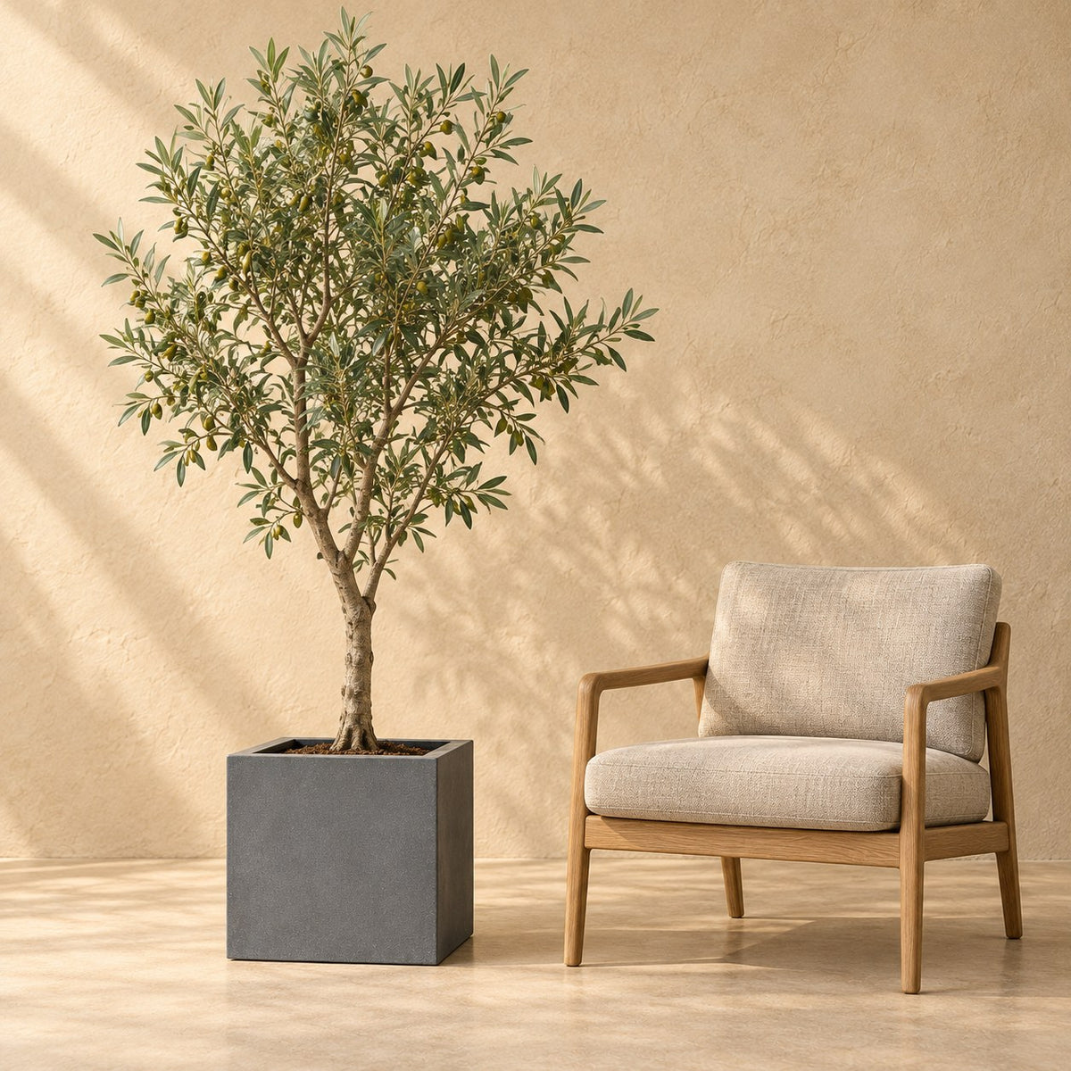 Pot décoratif Block Gris Ø40 x H40 cm, à taille réelle à côté d’un fauteuil
