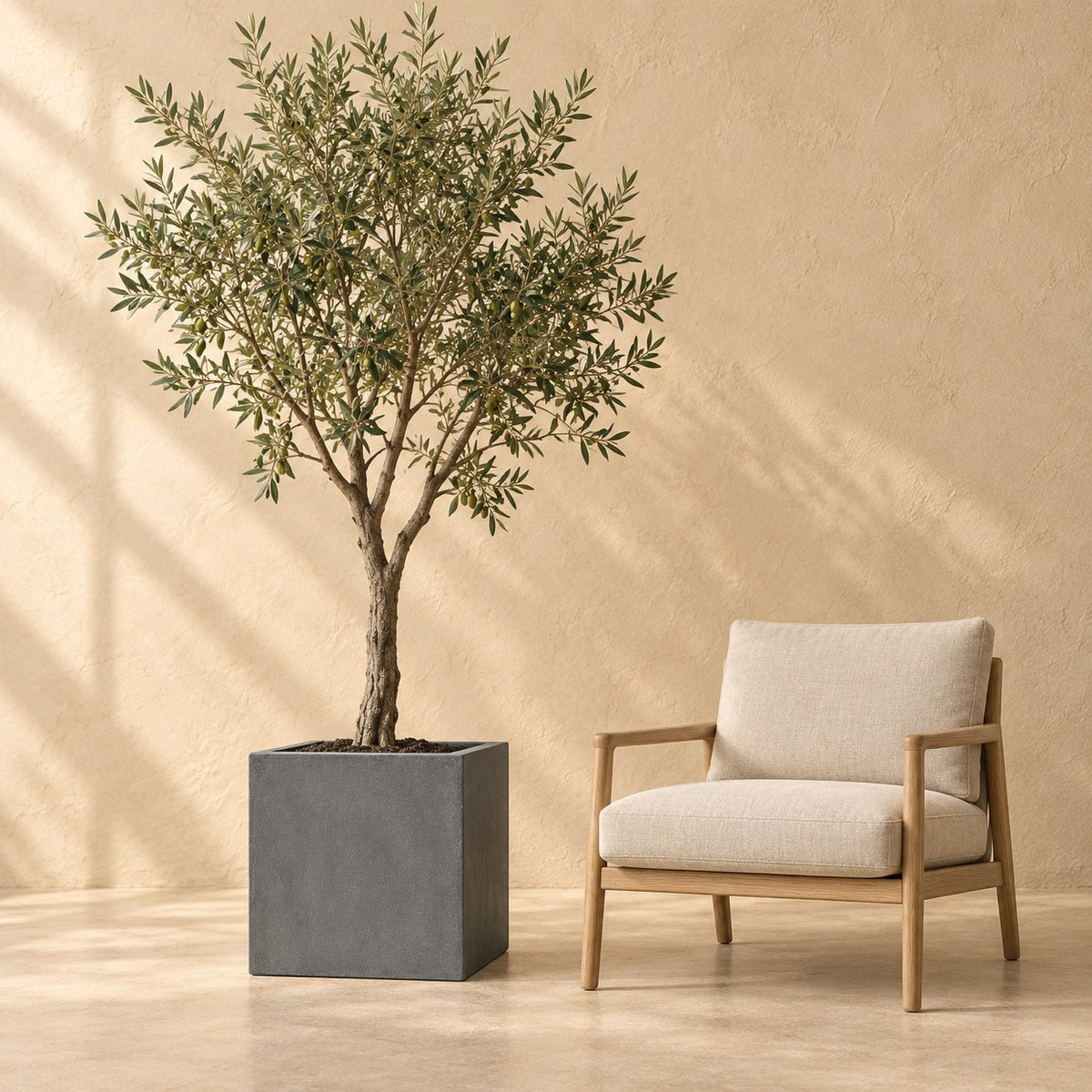 Ziertopf Block Grey Ø50 x H50 cm, in Originalgröße neben einem Sessel