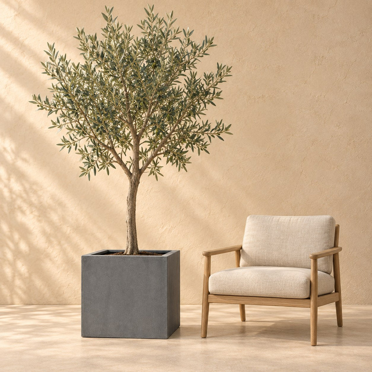 Pot décoratif Block Gris Ø60 x H60 cm, à taille réelle à côté d’un fauteuil