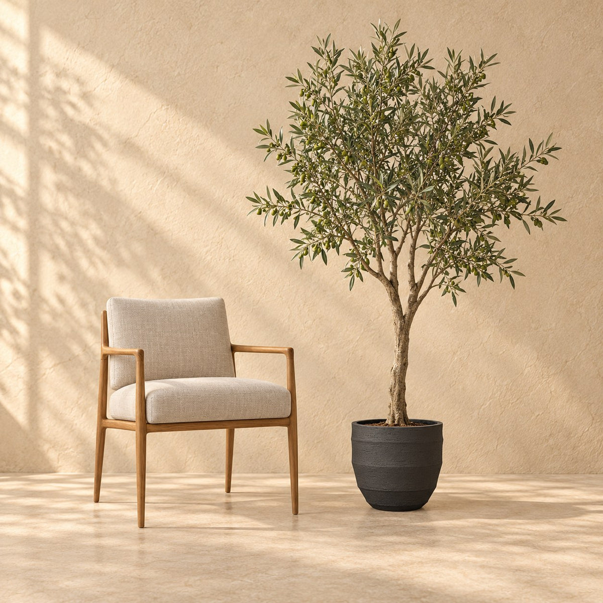 Pot décoratif Bordo New Egg Earth Ø36 x H31 cm, à taille réelle à côté d’un fauteuil