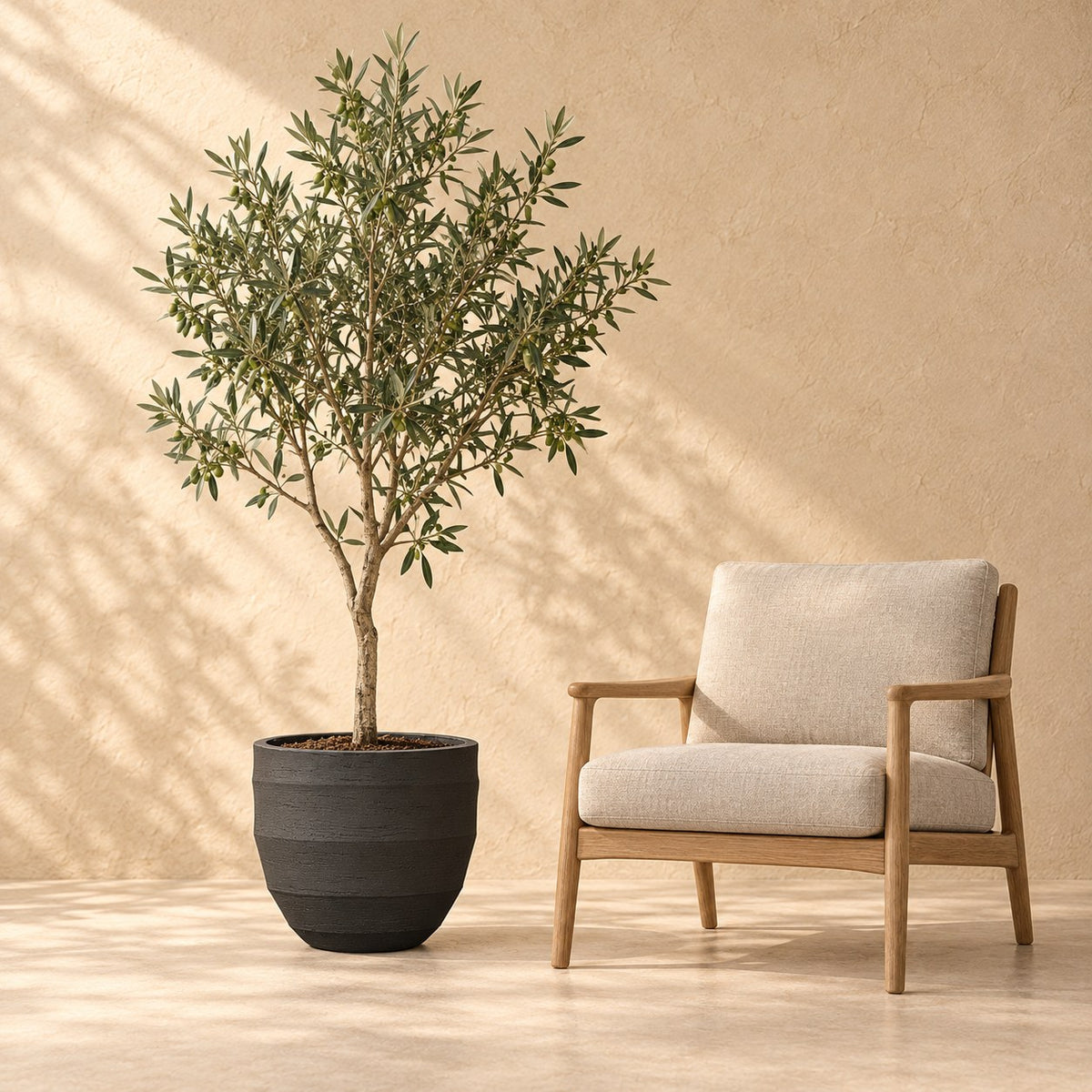 Pot décoratif Bordo New Egg Earth Ø45 x H38 cm, à taille réelle à côté d’un fauteuil