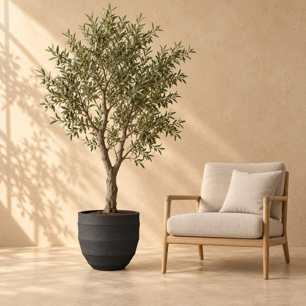 Pot décoratif Bordo New Egg Earth Ø55 x H46 cm, à taille réelle à côté d’un fauteuil