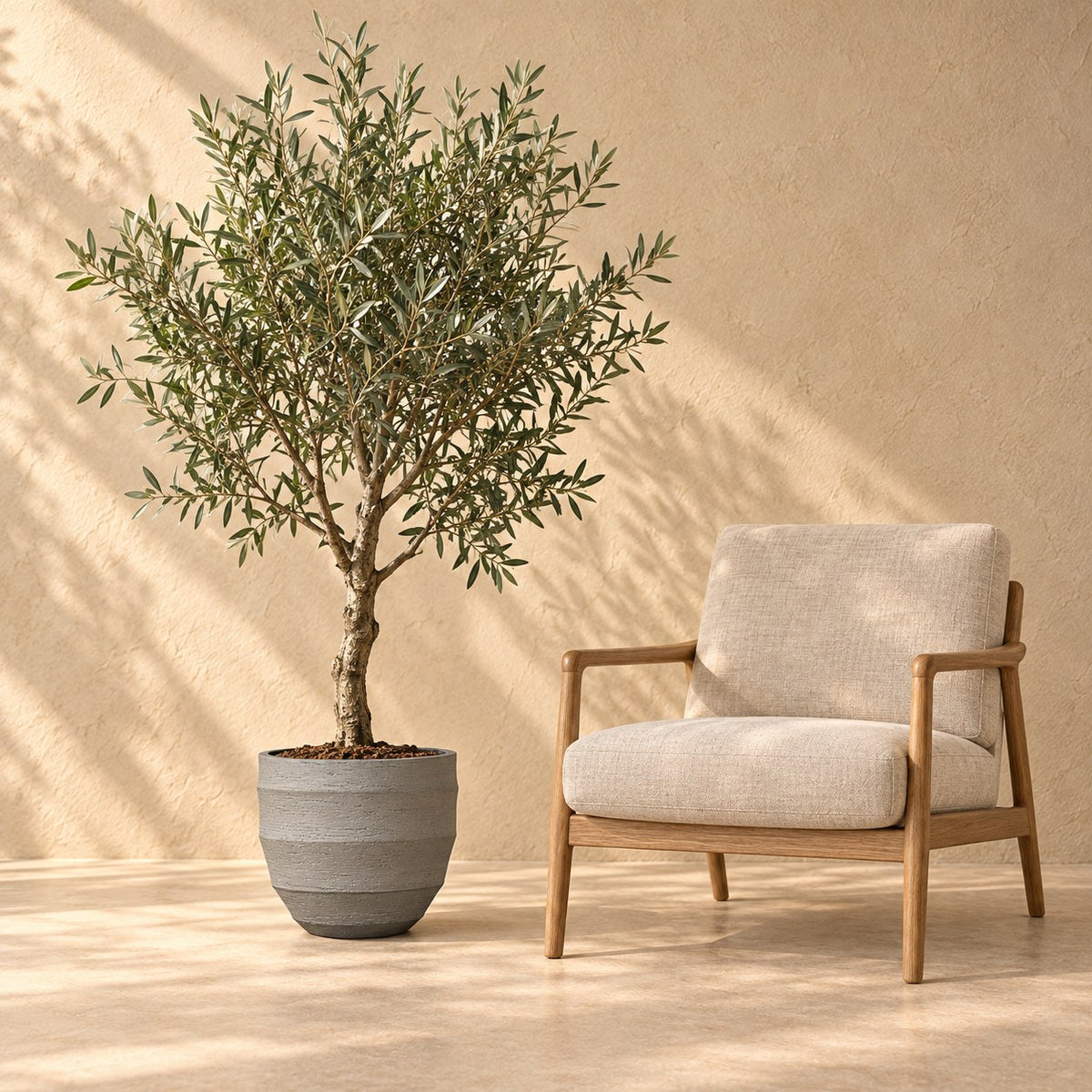 Pot décoratif Bordo New Egg Grey Ø36 x H31 cm, à taille réelle à côté d’un fauteuil
