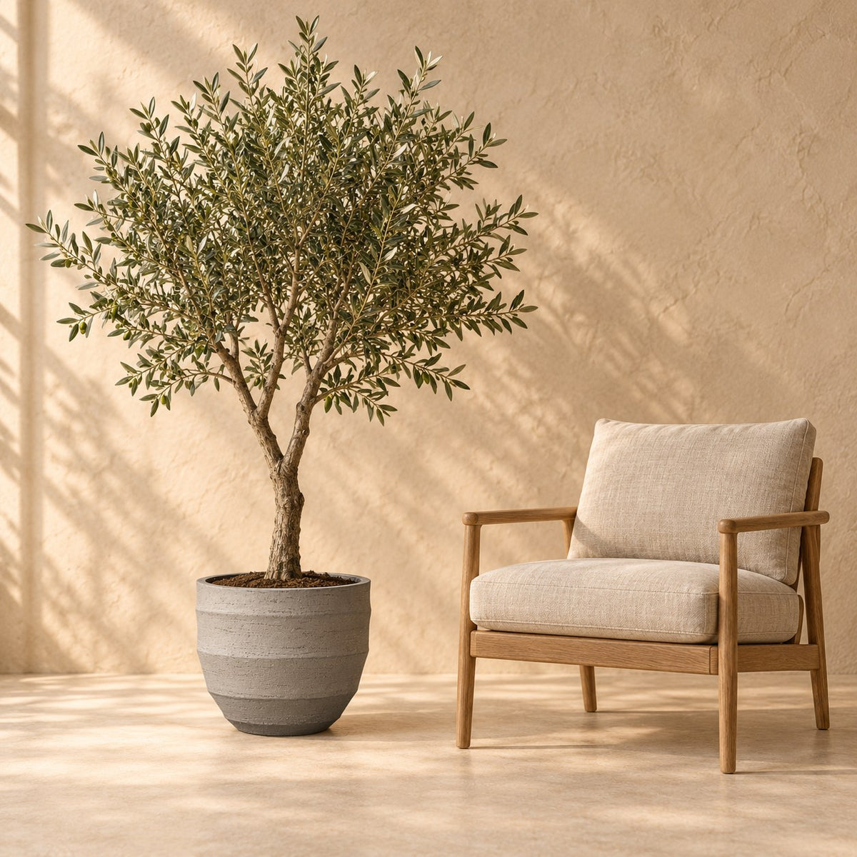 Pot décoratif Bordo New Egg Gris Ø45 ​​x H38 cm, à taille réelle à côté d’un fauteuil