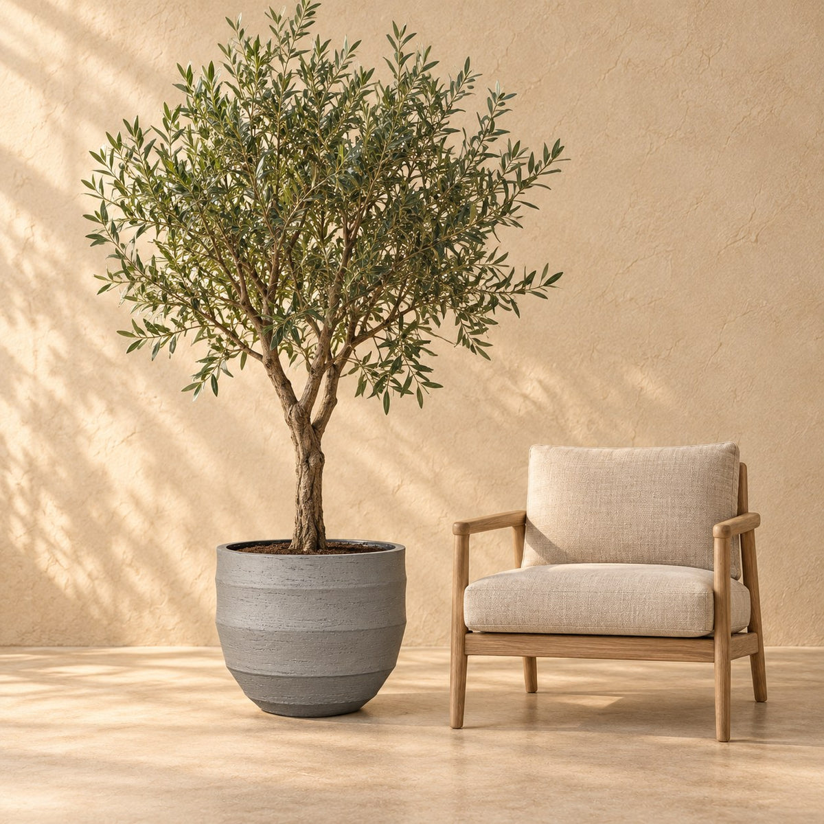 Pot décoratif Bordo New Egg Grey Ø55 x H46 cm, à taille réelle à côté d’un fauteuil