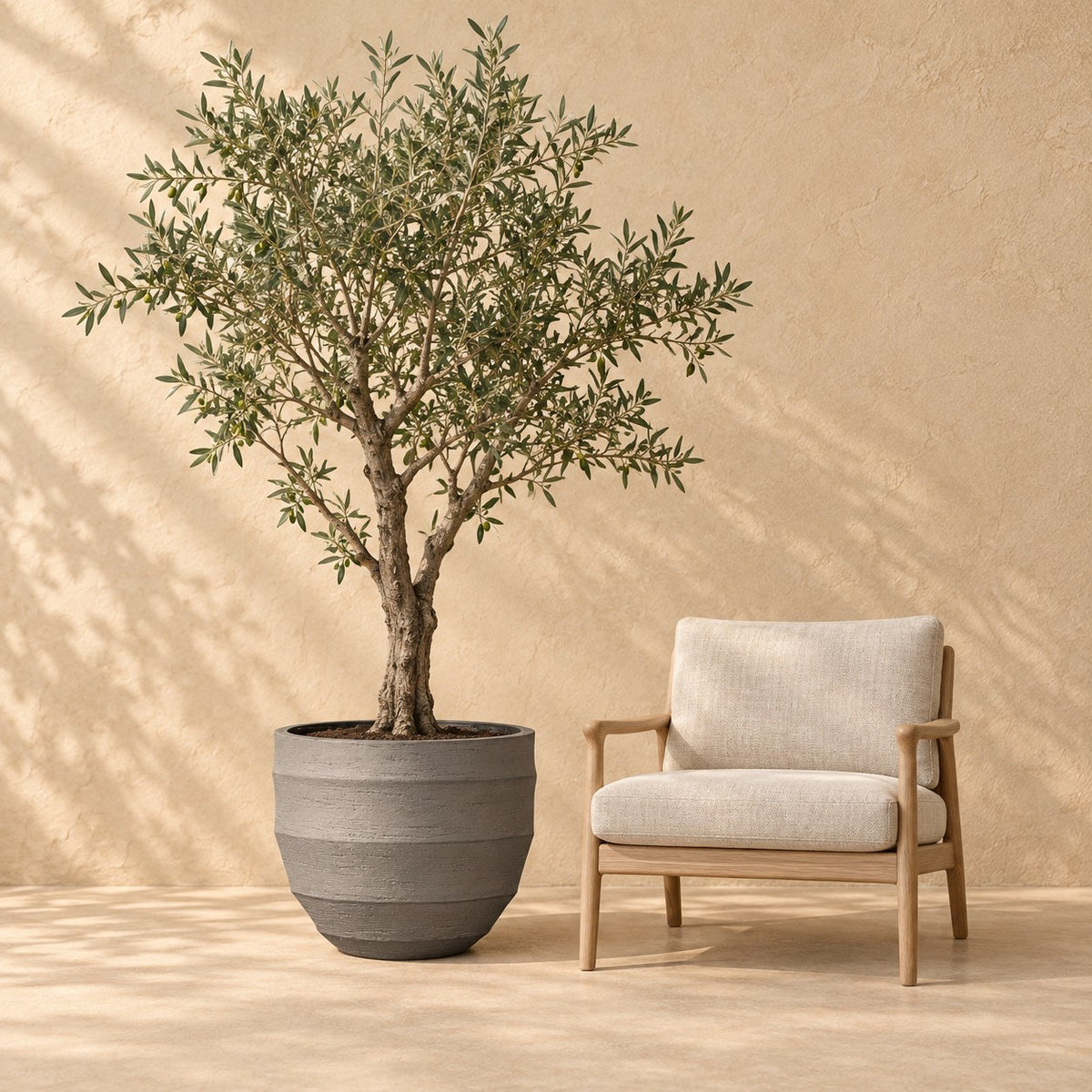 Pot décoratif Bordo New Egg Grey Ø65 x H54 cm, à taille réelle à côté d’un fauteuil