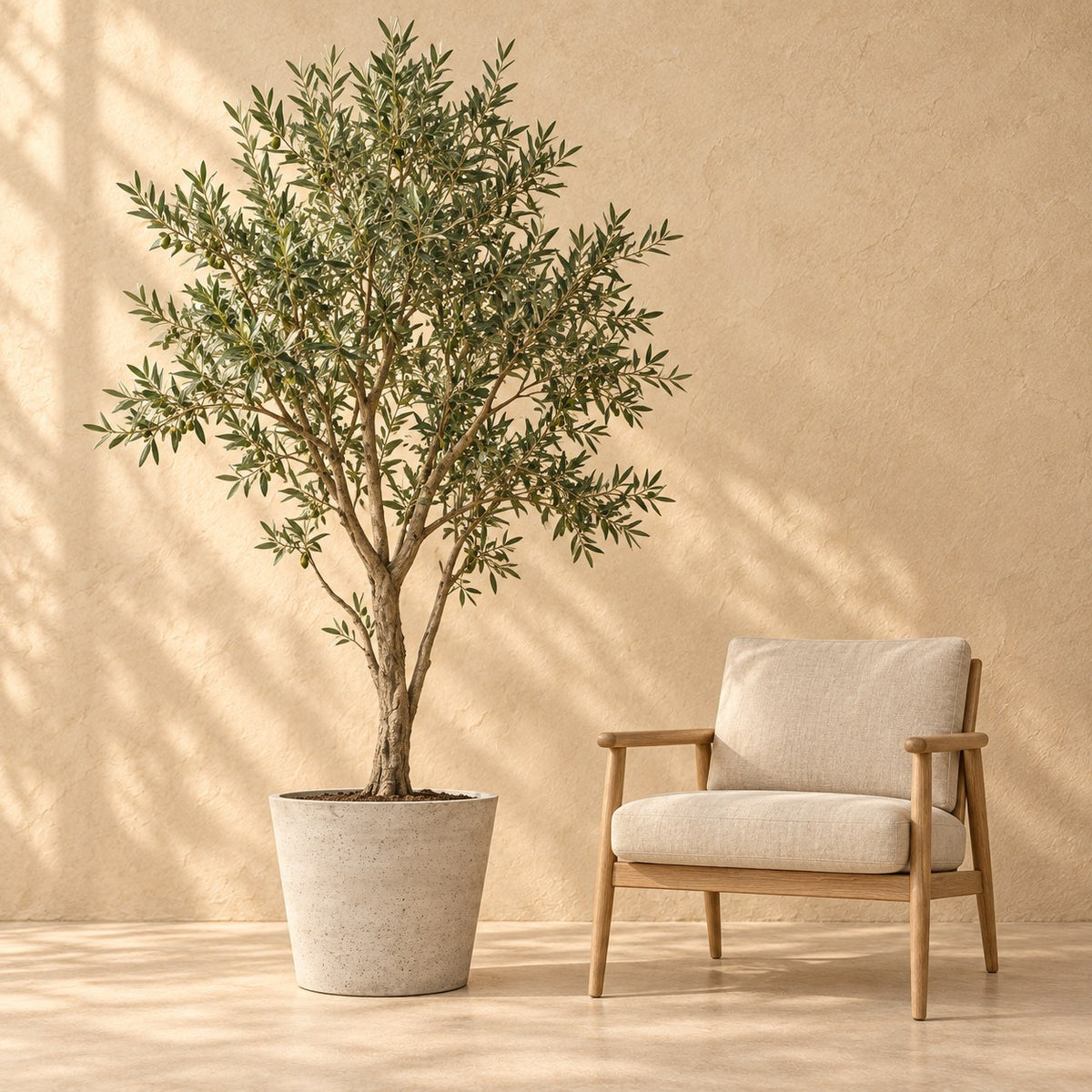 Ziertopf Bucket Beige Washed Ø50 x H40 cm, in Originalgröße neben einem Sessel