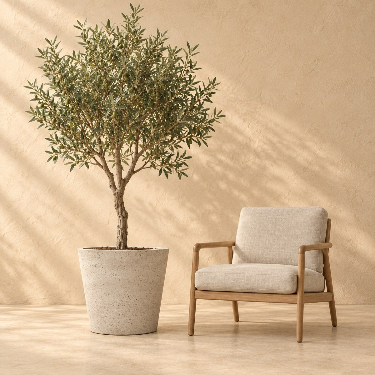 Ziertopf Bucket Beige Washed Ø58 x H50 cm, in Originalgröße neben einem Sessel