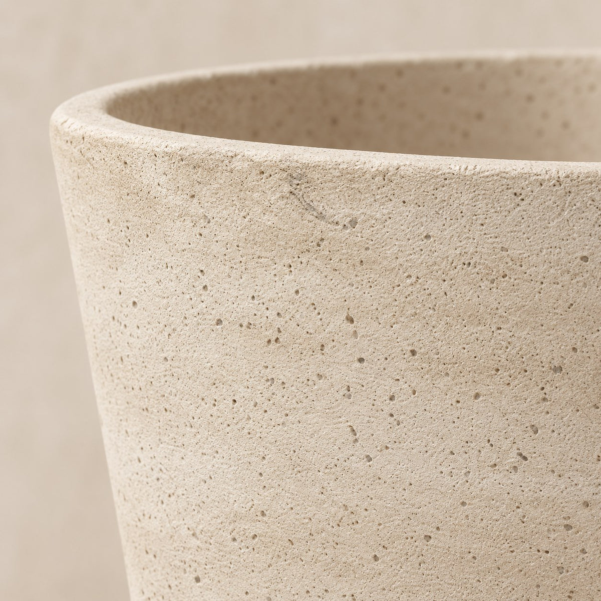 Dekorativ potte Bucket Beige Washed Ø58 x H50 cm, detalje af overfladen