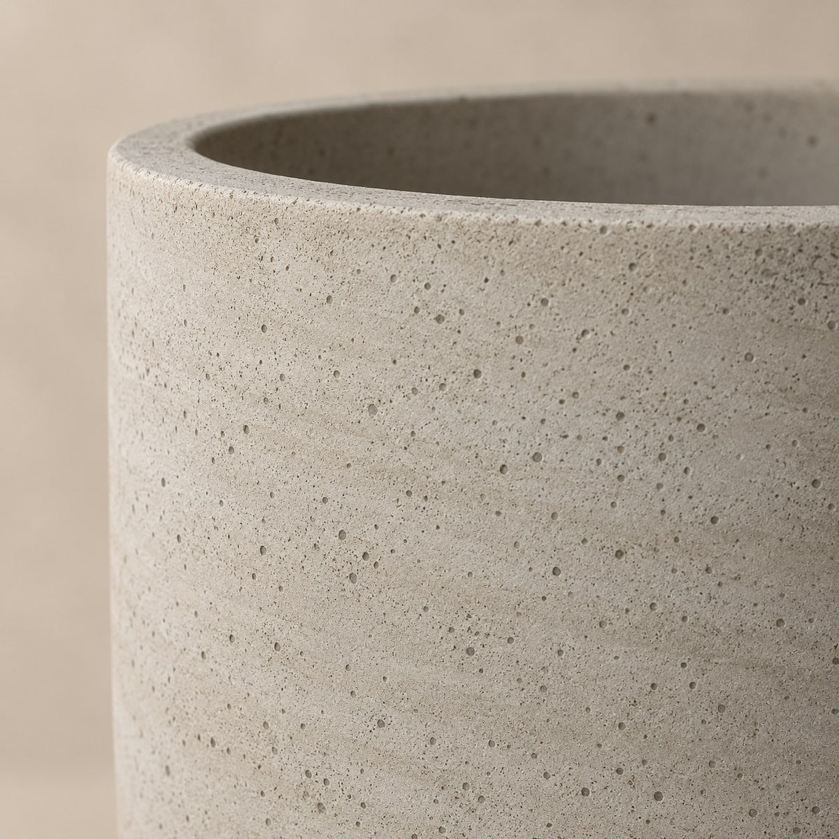 Dekorativ potte Charlie Beige Washed Ø53 x H52 cm, detalje af overfladen