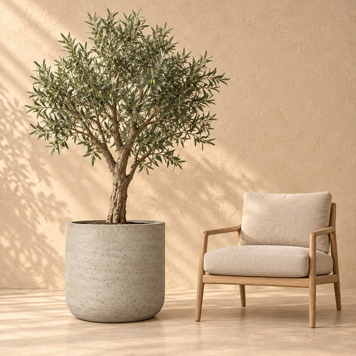 Ziertopf Charlie Beige Washed Ø62 x H60 cm, in Originalgröße neben einem Sessel