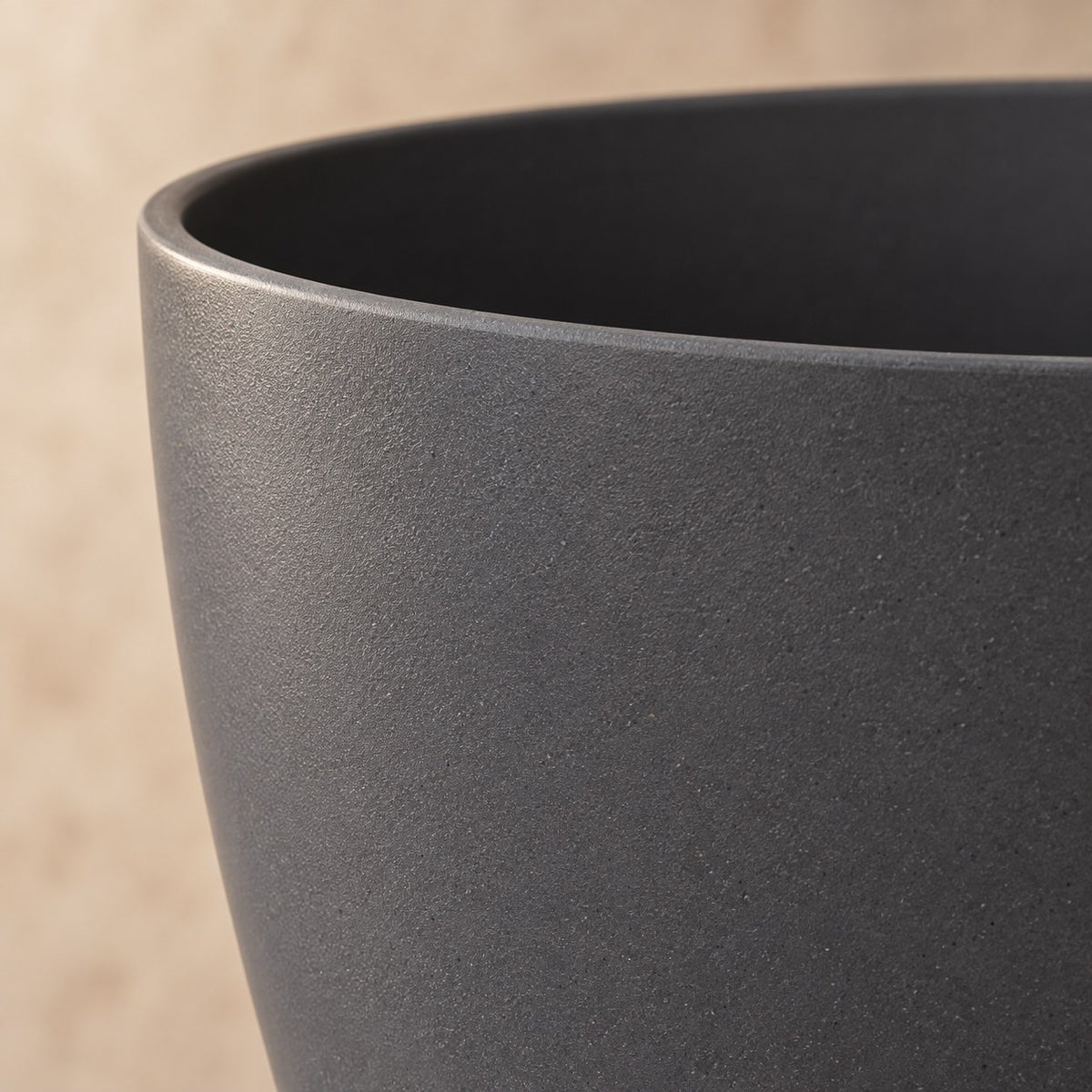 Pot décoratif Elho Bruxelles rond anthracite Ø20 x H19 cm, détail de la surface