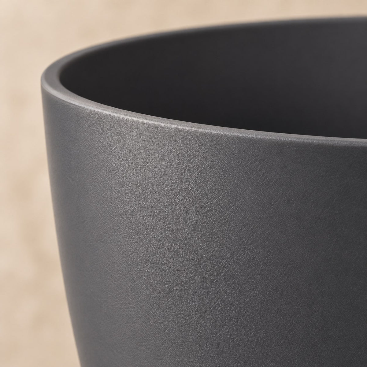 Dekorativ potte Elho Brussels round antracit Ø30 x H27 cm, detalje af overfladen