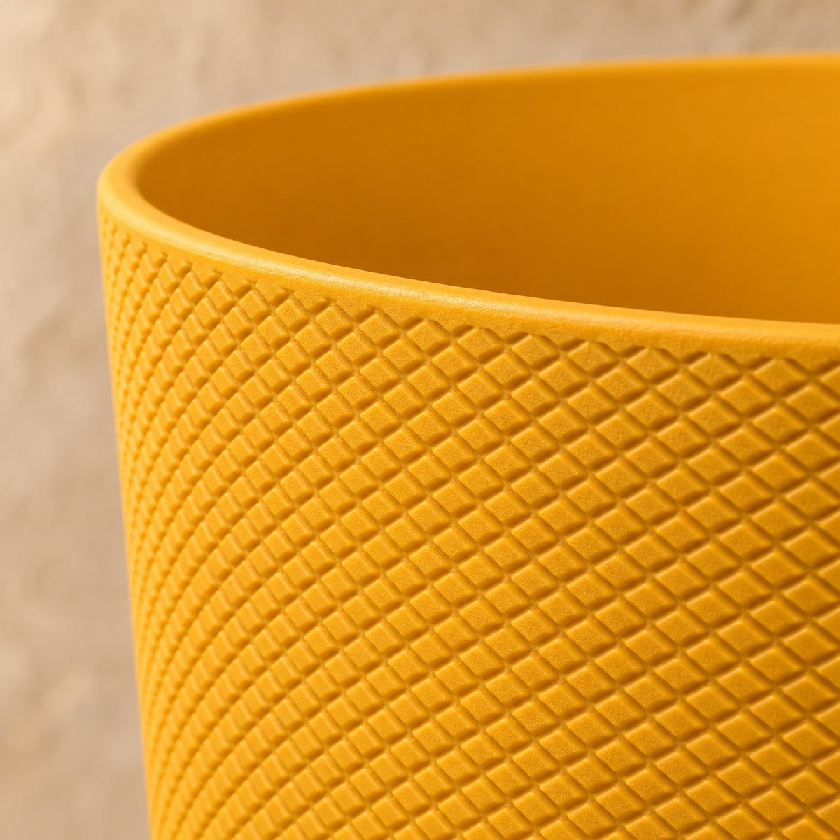 Pot décoratif Elho Jazz Round jaune ambre Ø14 x H13 cm, détail de la surface