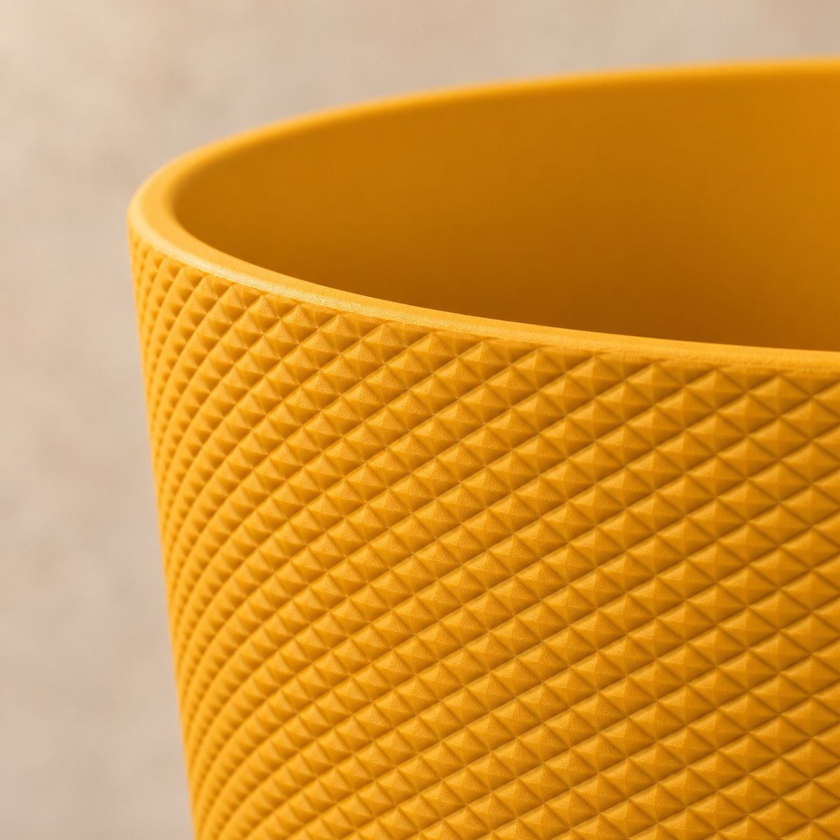 Pot décoratif Elho Jazz Rond jaune ambre Ø19 x H18 cm, détail de la surface