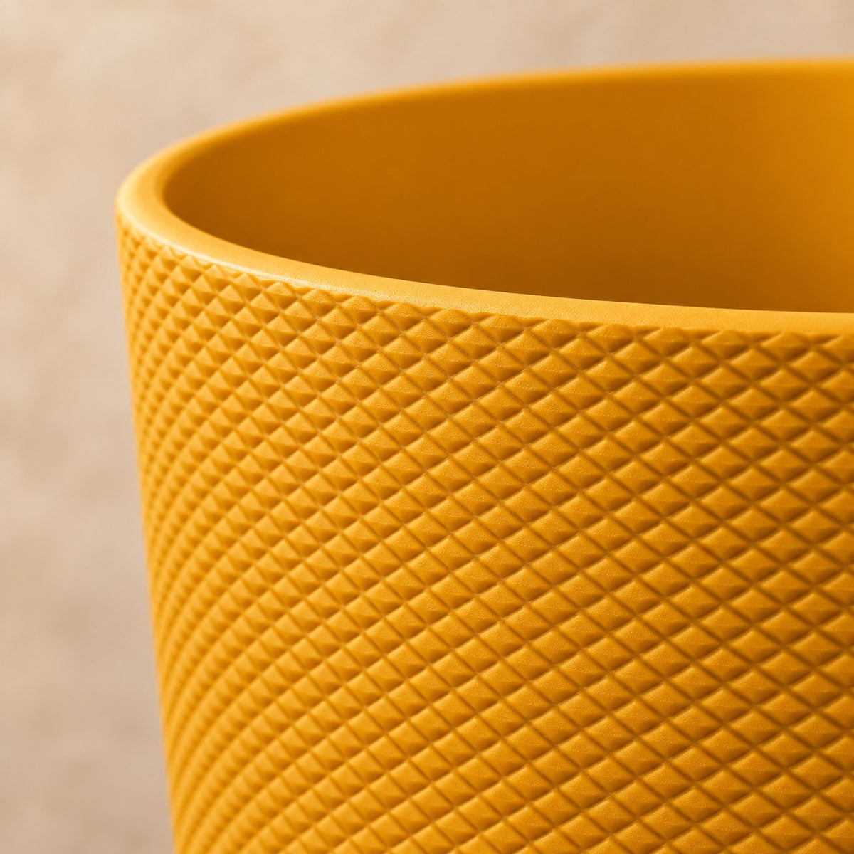 Pot décoratif Elho Jazz Round jaune ambre Ø26 x H24 cm, détail de la surface