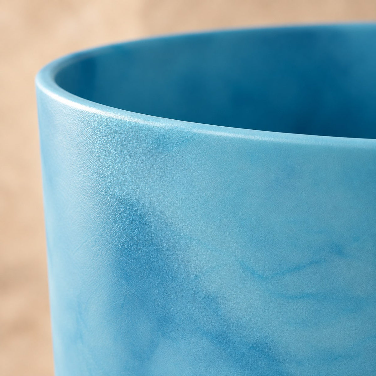 Pot décoratif Elho Ocean Rond bleu atlantique Ø14 x H13 cm, détail de la surface