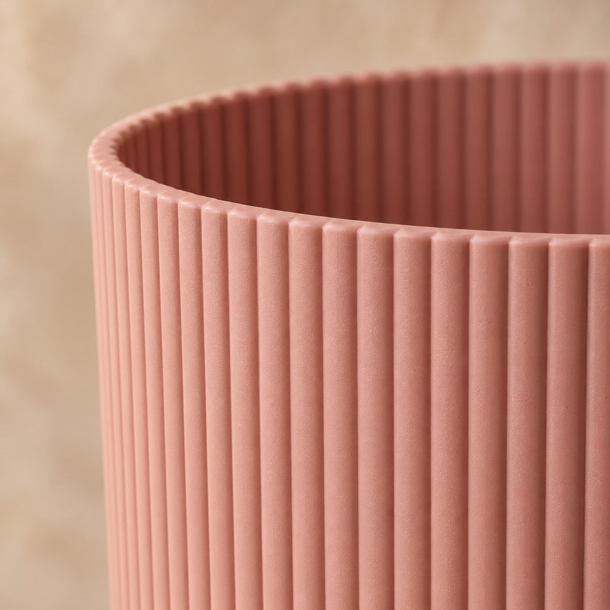 Dekorativ potte elho Vibes Fold Round lyserød Ø14 x H13 cm, detalje af overfladen