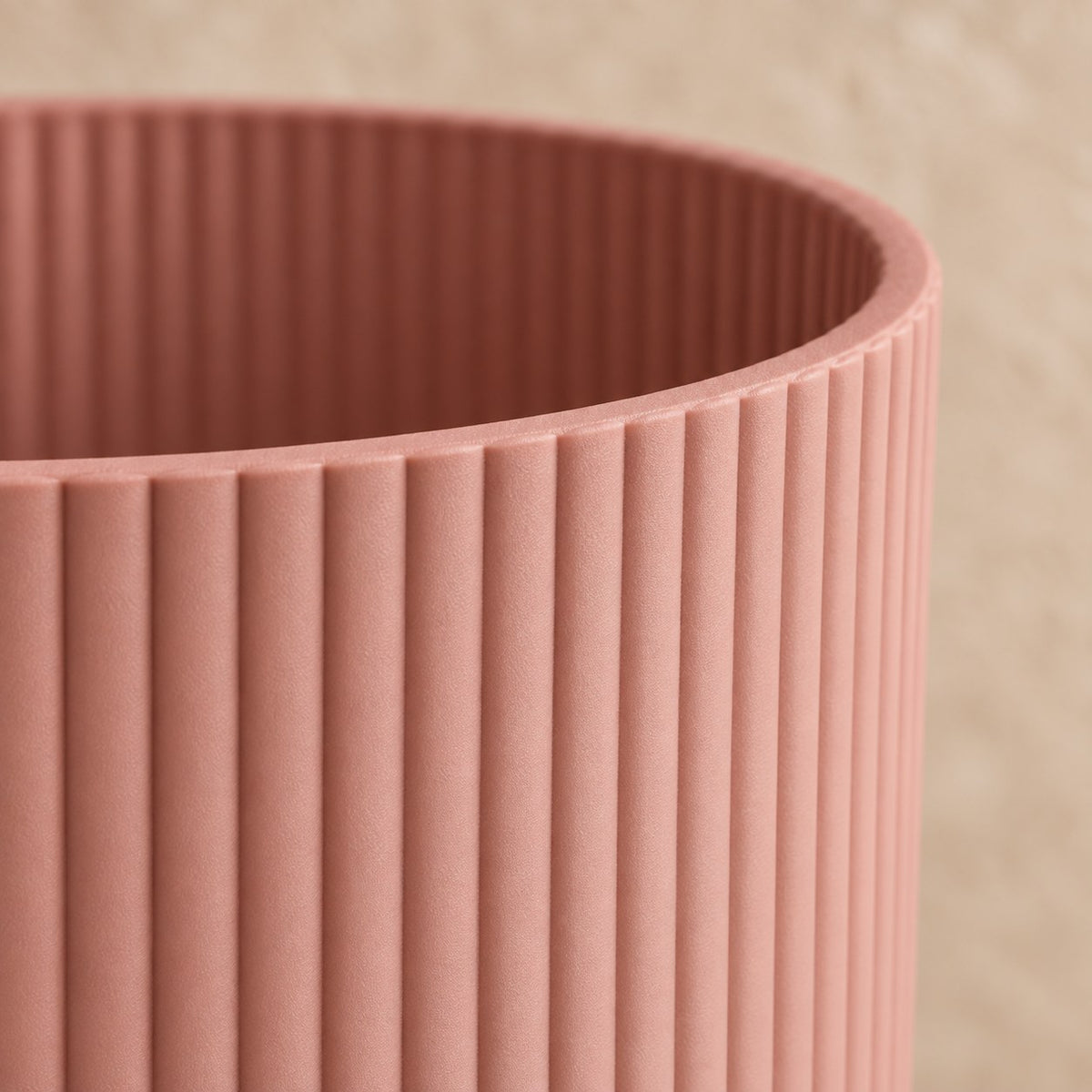 Dekorativ potte elho Vibes Fold Round lyserød Ø18 x H17 cm, detalje af overfladen