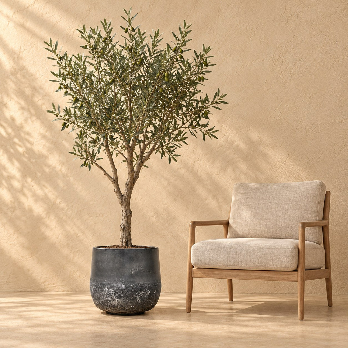 Pot décoratif Elisa Mystic Earth Ø44 x H39 cm, à taille réelle à côté d’un fauteuil