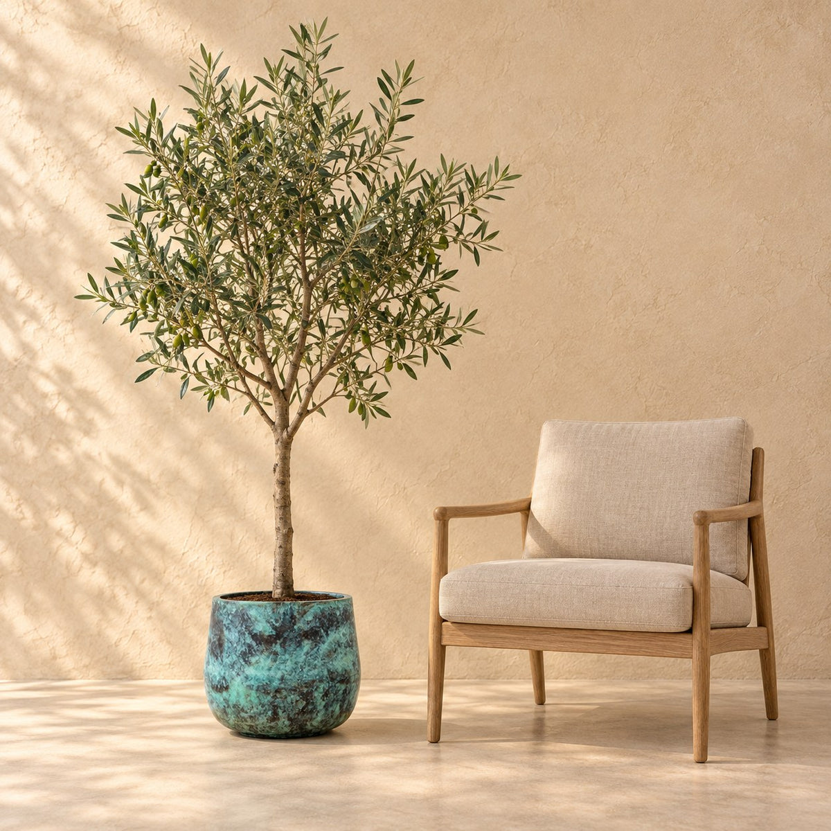 Sierpot Elisa Mystic Green Ø39 x H32 cm, op ware grootte naast een fauteuil